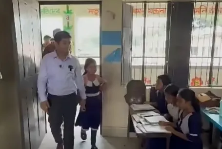 খুঁটিতে বাঁধা বাবাকে চা খাওয়ানো তুবা ফিরল বিদ্যালয়ে